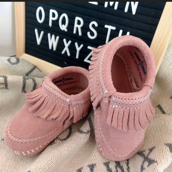 💗Baby Girl Gift Box with Knitted Blanket,  Pink Moccasins, & Letterboard - Picture 3 of 8